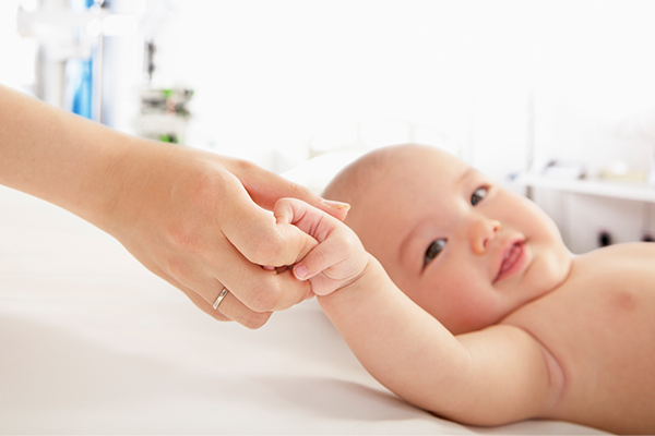 母乳で服がビショビショに…失敗しない母乳パッドの使い方って？